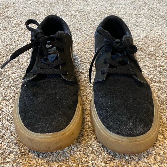 black sneakers - Picture 2 of 5